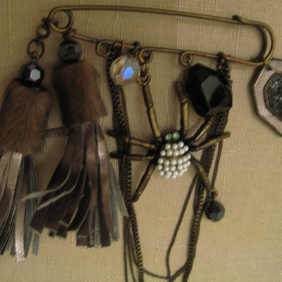 HANDCRAFTED 5 & 3/8" BROOCH Brass Pearl Spider - Picture 8 of 8